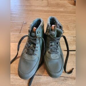 LIKE NEW Keds Scout Boot, Green Fleece Lined Back. Size 9.5